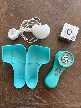 Clarisonic Teal Facial Cleansing Device with Charger and Case
